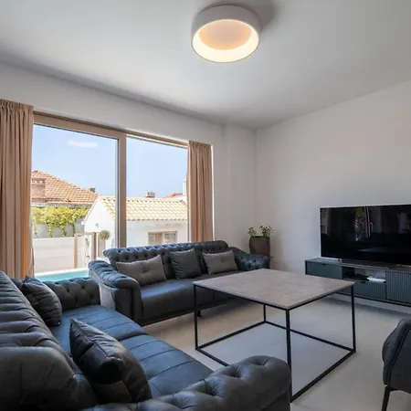 Impro With View Pool فيلة دوبروفينك